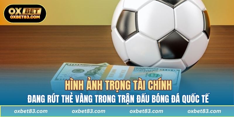 Hình ảnh trọng tài chính đang rút thẻ vàng trong trận đấu bóng đá quốc tế